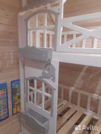 Двухъярусная кровать домик