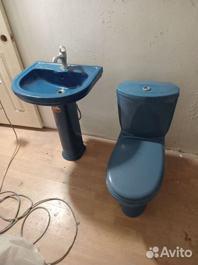 Унитаз и раковина синего цвета