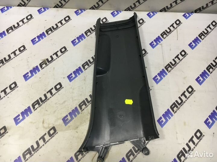 Накладка средней стойки левая Фольксваген Гольф 5