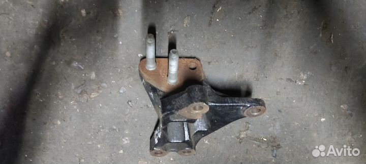 Kia Cerato 06г 1.6 МКПП кронштейн МКПП