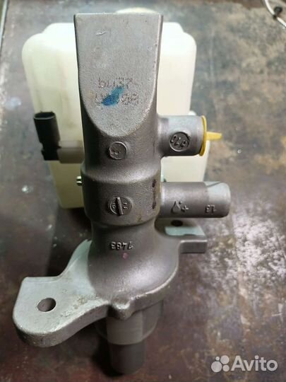 Главный тормозной цилиндр Jeep 68207364AA