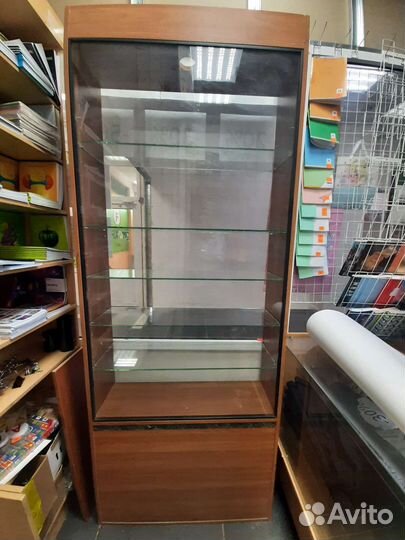 Стеллажи и витрины