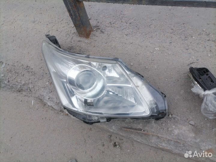 Фары левая правая toyota avensis 2011, до рест