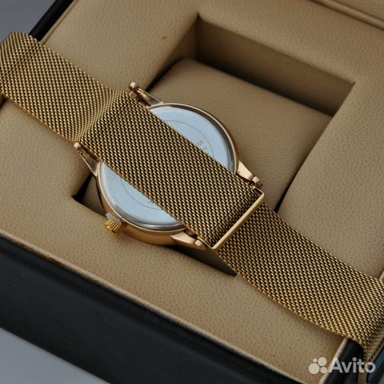 Наручные часы с металлическим браслетом