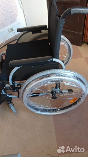Инвалидная коляска и санитарный стул