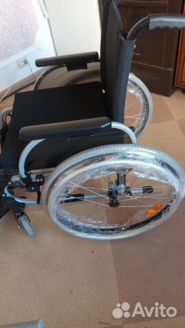 Инвалидная коляска и санитарный стул