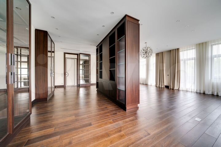 Дом 1145 м² на участке 34 сот.