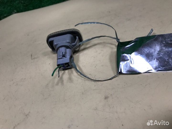 Поворотник в крыло передний Toyota Avensis AZT250