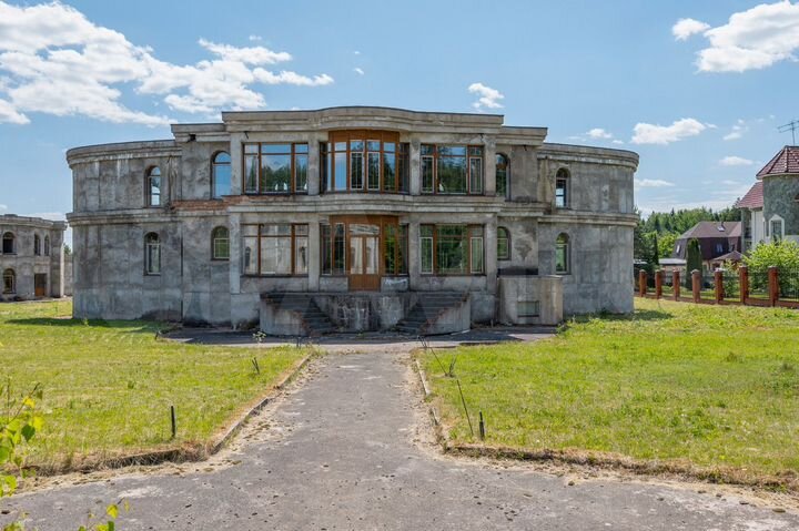 Дом 890 м² на участке 72 сот.