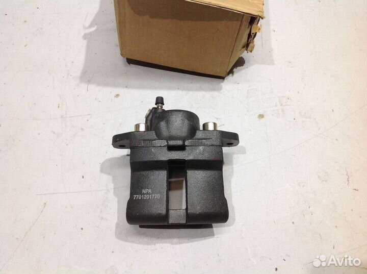 Суппорт передний правый (в сборе со скобой) Renaul