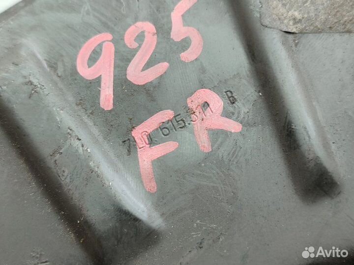 Кожух тормозного диска передний правый Volkswagen