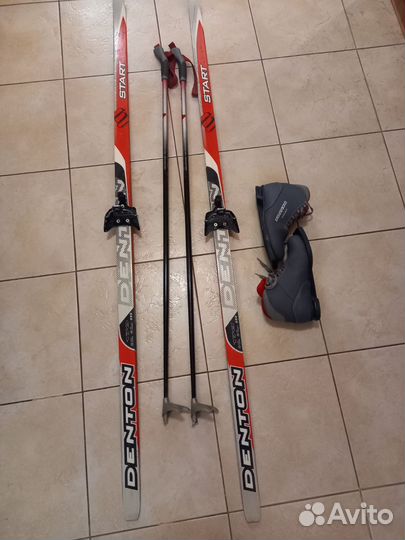 Детские лыжи, детские ботинки, палки для лыж