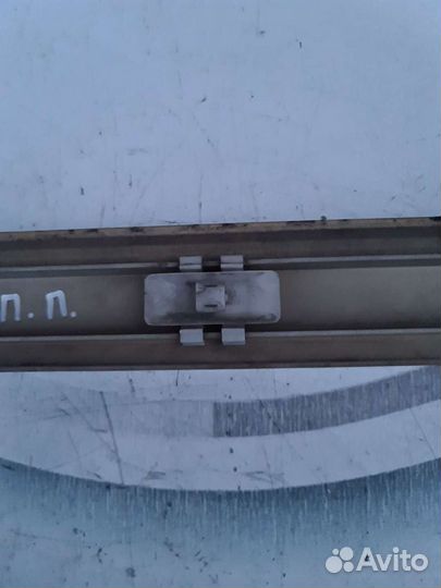 Молдинг передней правой двери Mercedes W202