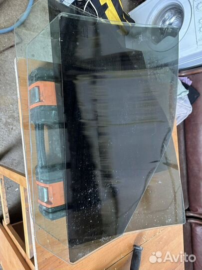 Стекла боковые передние