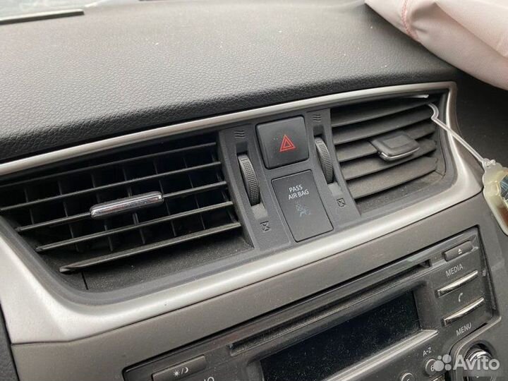 Дефлектор отопителя центральный Nissan Tiida C13