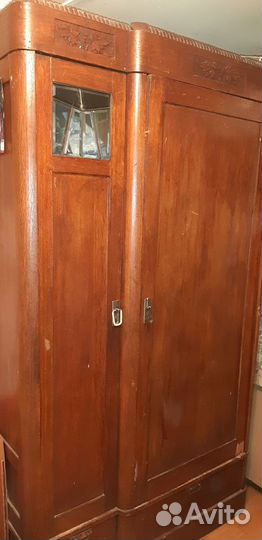 Старинный шкаф