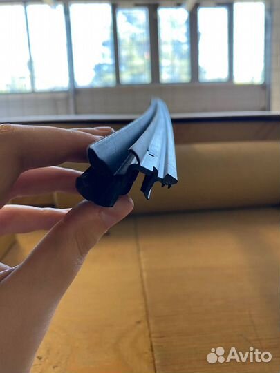 Уплотнитель стекла двери Toyota Avensis