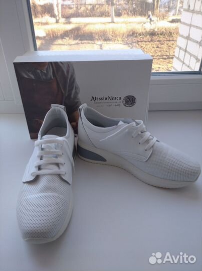 Кроссовки женские