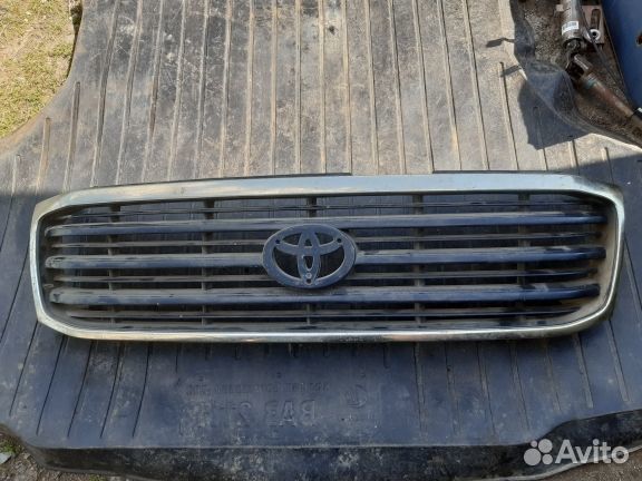 Решетка радиатора Тойота Лэнд Крузер