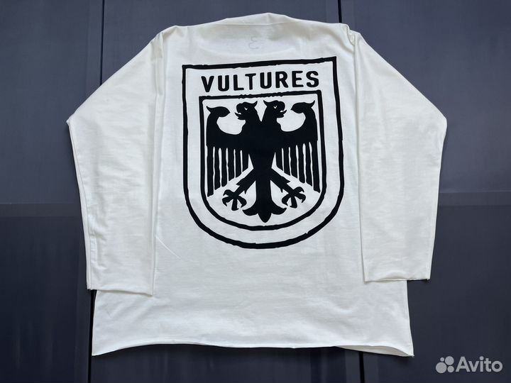 Лонгслив vultures белый (на руках)