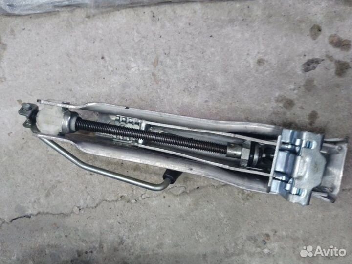 Домкрат Audi A4 BWE 2007