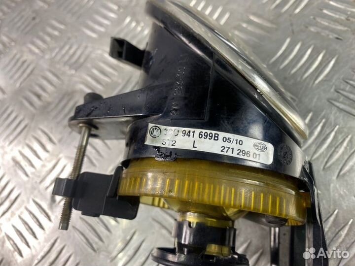 Фара противотуманная левая Volkswagen Passat B6