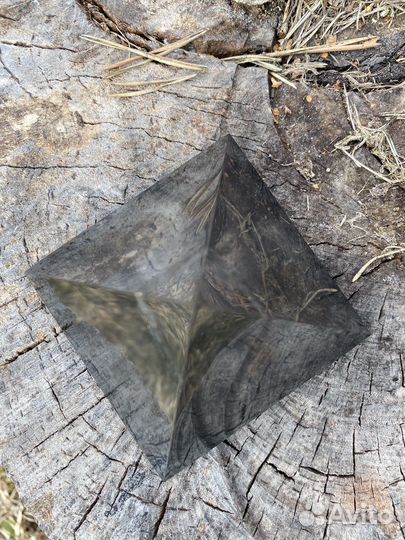 Пирамида из Карельского шунгита полированная