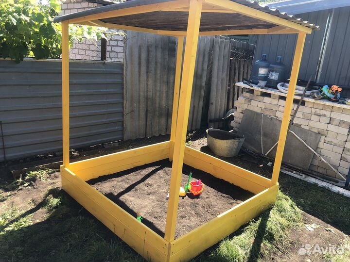 Песочница с крышей