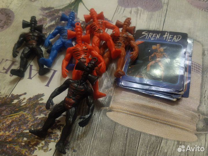 Фигурки Сиреноголовых и карточки