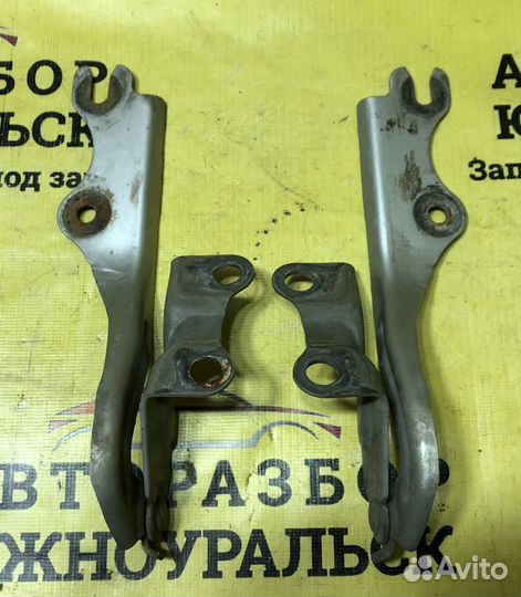 Петля капота Mazda MPV 2000