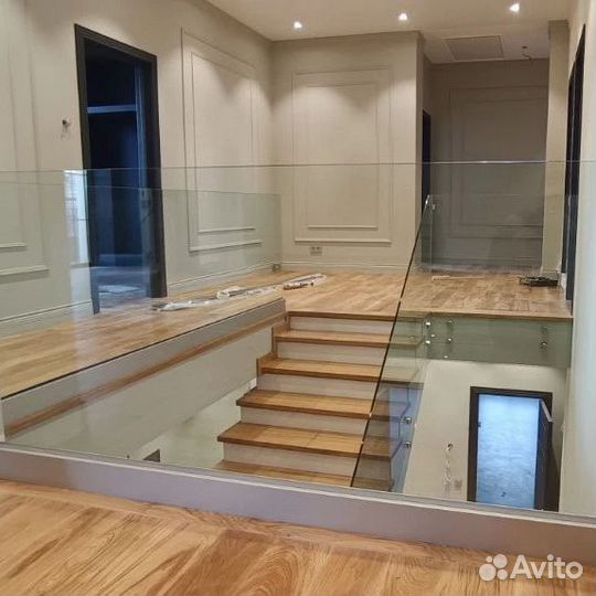 Ограждение из стекла для бизнес центра