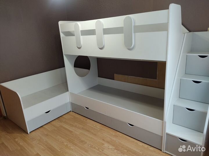 Двухъярусная кровать с лесницей-комодом