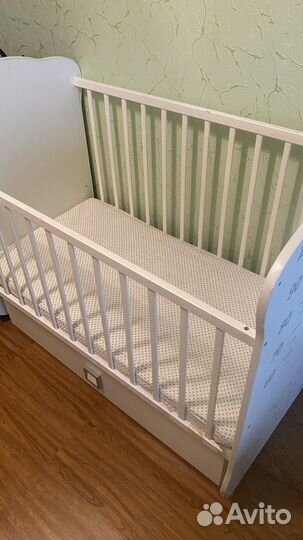 Детская кроватка и комод