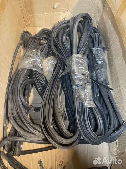 Уплотнитель дверного проема Nissan Juke