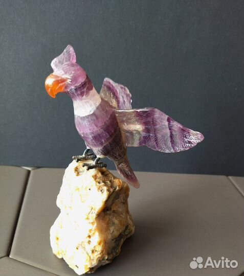 Статуэтка из камня Попугай. Флюорит