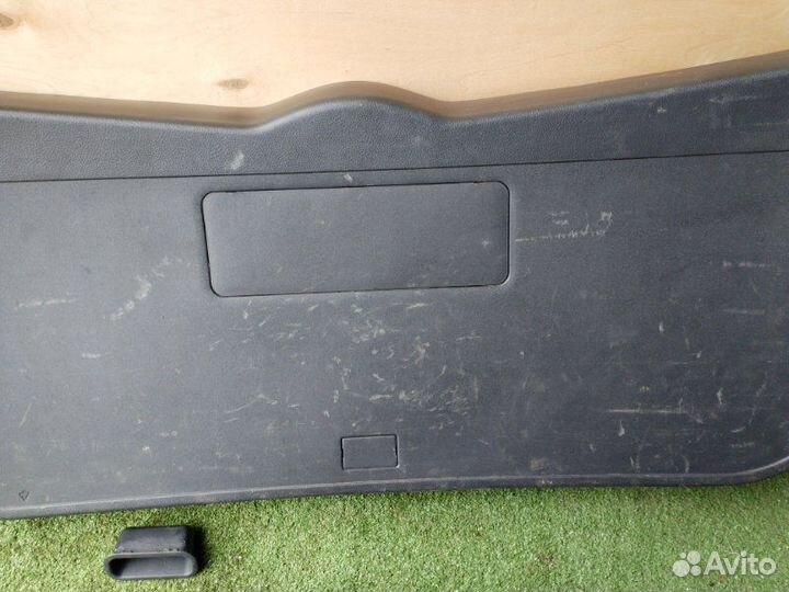 Обшивка двери багажника задняя Toyota Corolla