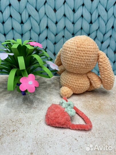 Заяц с сумочкой вязаная игрушка