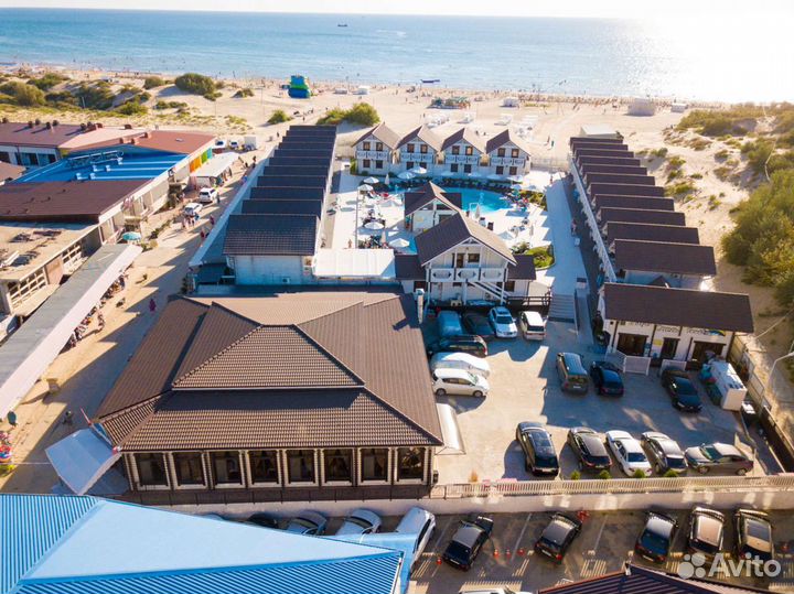 Официант на шведскую линию