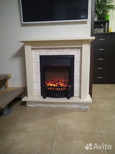 Камин в портале из натурального дерева, белый