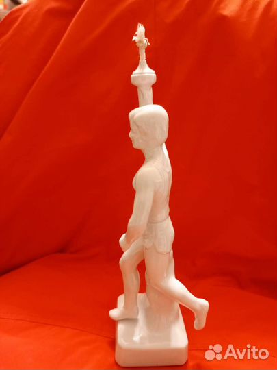 Фарфоровая статуэтка времен СССР Факелоносец
