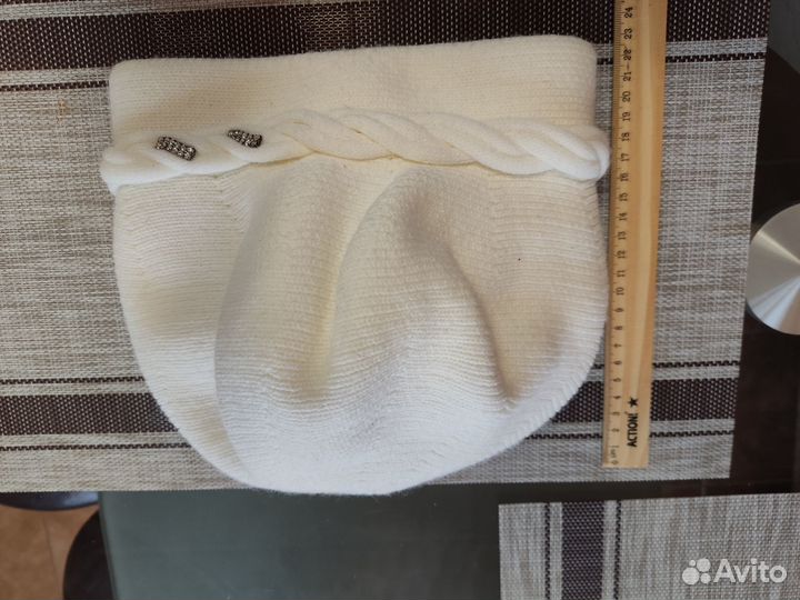 Шапка белая с брошью,р.52-54