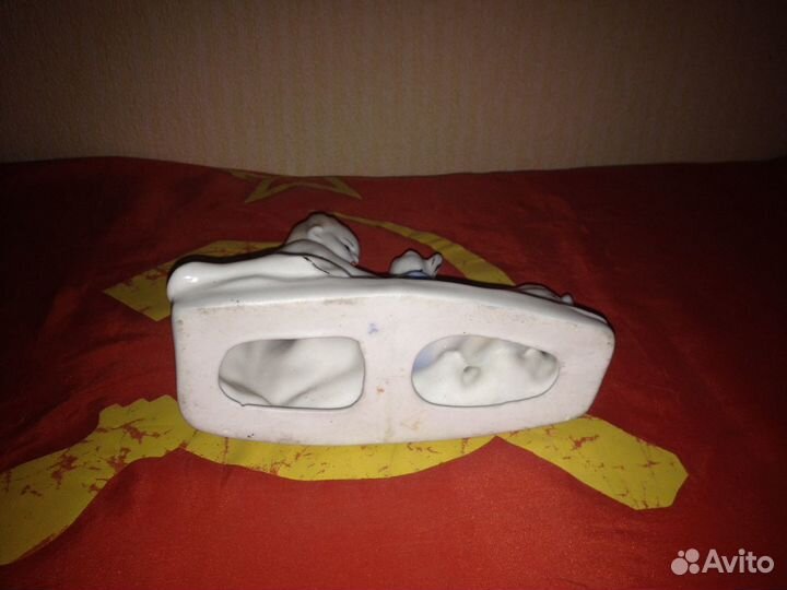 Фарфоровая статуэтка. Гжель