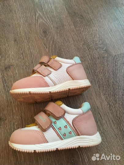 Кроссовки для девочки 20
