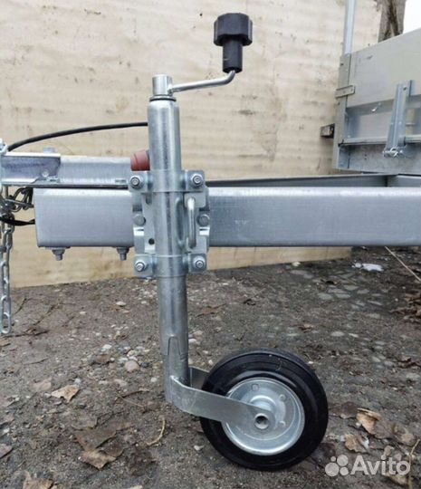 Поворотный хомут для опорного колеса