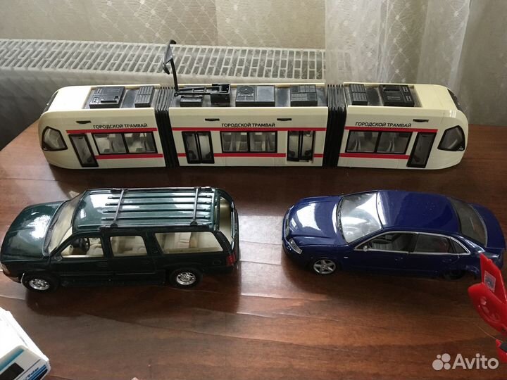 Модели машин, самолетов, вертолетов и трамвая