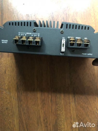 Автомобильный усилитель для сабвуфера