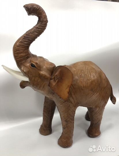 Статуэтка слон выполнен из кожи