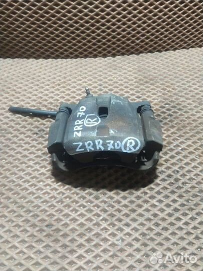 Суппорт тормозной передний правый Toyota Noah