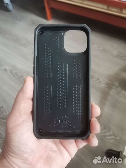 Чехол на iPhone 13 UAG