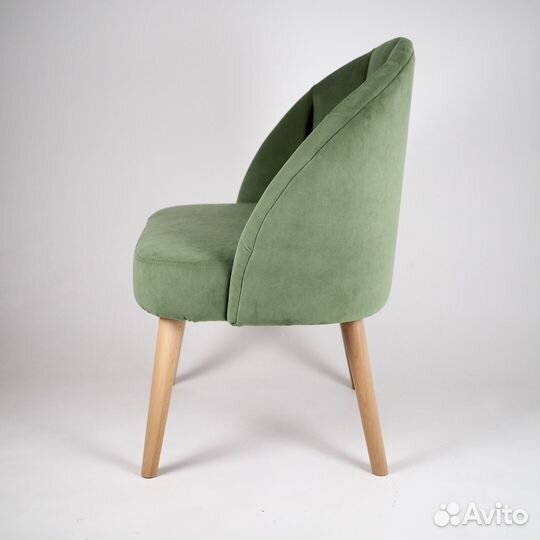 Стул на деревянных ножках мягкий, в велюре